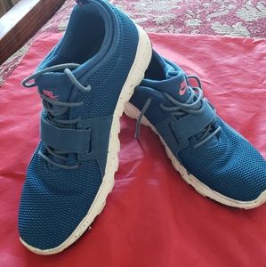 NIKE SKATER SHOES SIZE 11